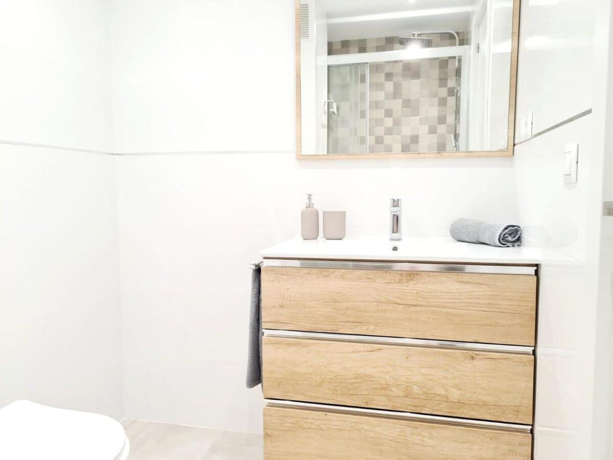 Apartamento Moderno Y Con Estilo En La Carihuela Torremolinos Exterior photo